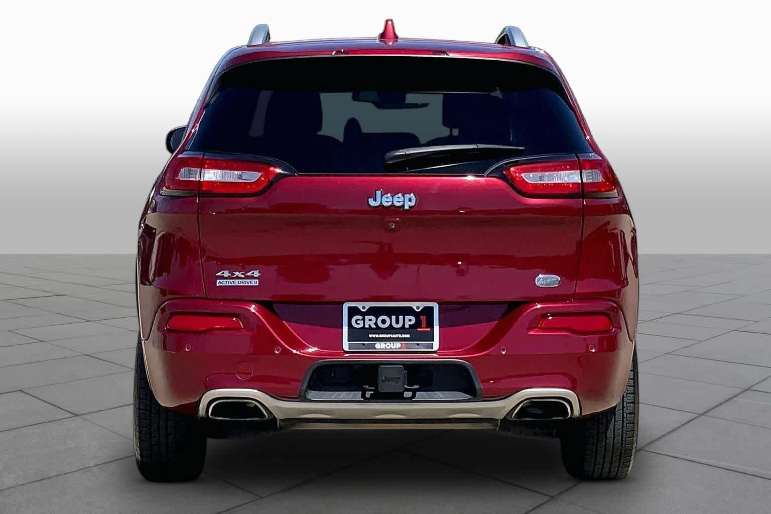 Used 2017 Jeep Cherokee Overland w/ Technology Group AWD/4WD image 5