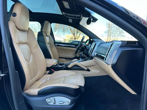 Used 2018 Porsche Cayenne Platinum Edition image 24