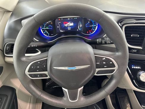 Used 2018 Chrysler Pacifica Touring Plus FWD image 23