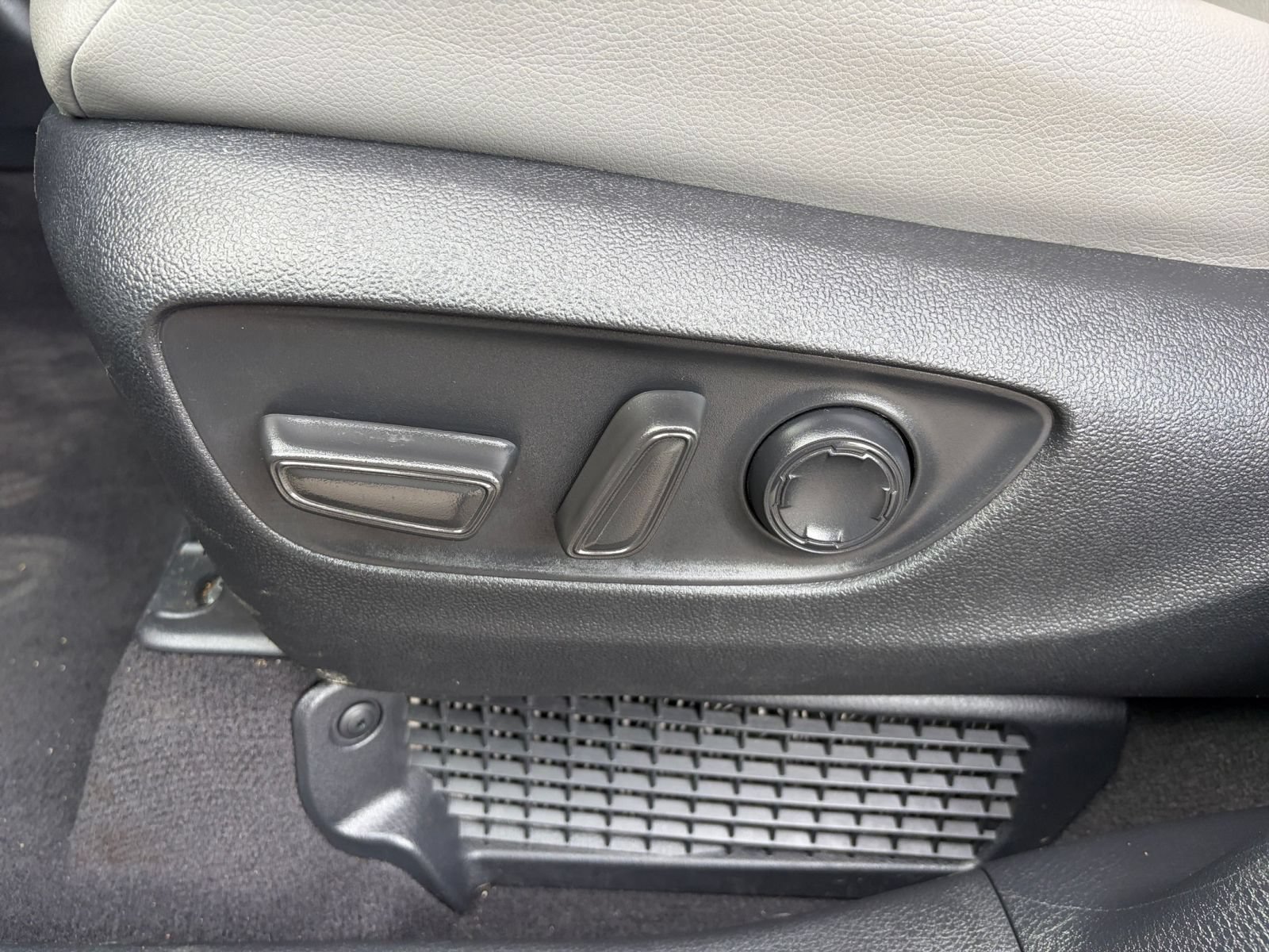 Used 2025 Toyota Sienna XLE FWD image 21