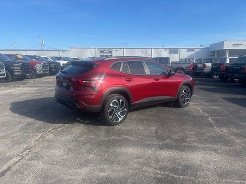 Used 2025 Chevrolet Trax RS w/ Sunroof Package image 3