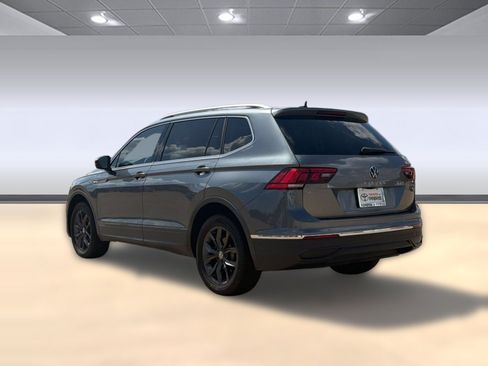 Used 2022 Volkswagen Tiguan SE FWD image 3