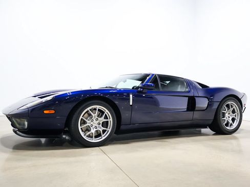 Used 2005 Ford GT RWD image 11