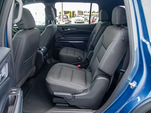 Used 2025 Chevrolet Traverse LT FWD image 24