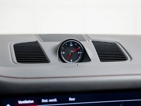 Certified 2023 Porsche Cayenne Platinum Edition image 29