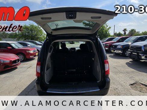 Used 2014 Chrysler Town & Country Touring FWD image 22