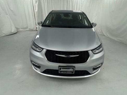 Used 2022 Chrysler Pacifica Touring-L FWD image 8