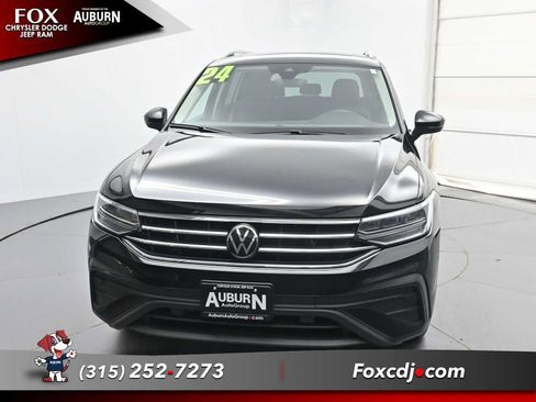 Used 2024 Volkswagen Tiguan SE w/ Panoramic Sunroof Package AWD/4WD image 3