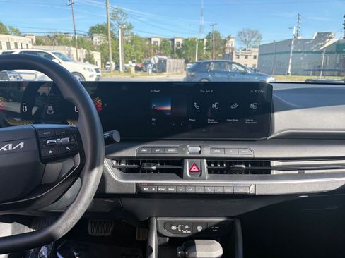 Used 2025 Kia K4 LXS image 17