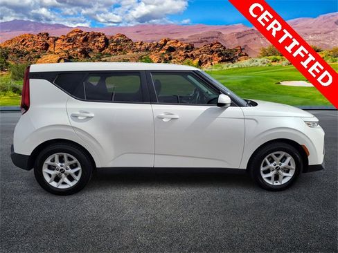 Certified 2022 Kia Soul LX w/ Technology Package image 3