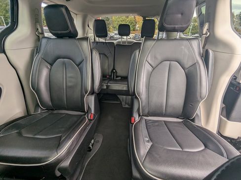 Used 2023 Chrysler Pacifica Limited image 22