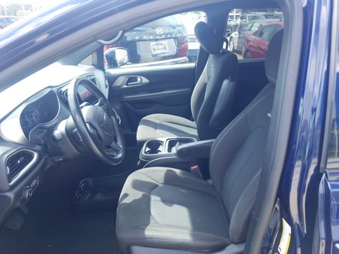 Used 2020 Chrysler Pacifica Touring w/ S Appearance Package image 10