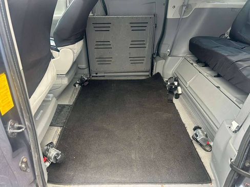 Used 2014 Toyota Sienna LE FWD image 16