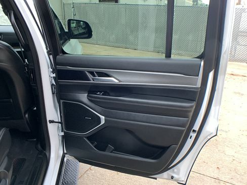 Used 2025 Jeep Wagoneer 4WD image 28