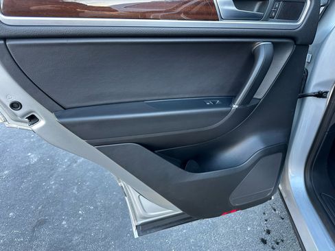 Used 2016 Volkswagen Touareg Sport image 28