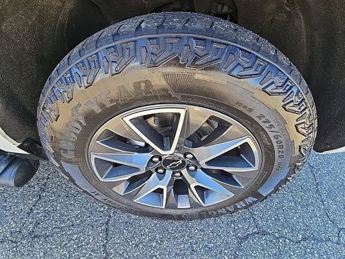 Used 2024 Chevrolet Tahoe Z71 w/ Luxury Package image 31