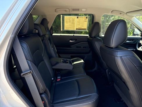 Used 2023 Nissan Pathfinder SL AWD/4WD image 33