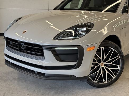 Used 2025 Porsche Macan image 23