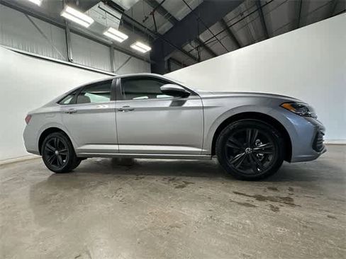 Certified 2023 Volkswagen Jetta SE w/ Panoramic Sunroof Package image 3