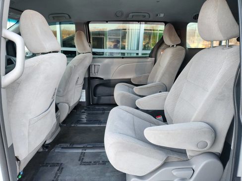 Used 2017 Toyota Sienna LE image 13
