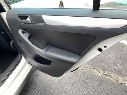 Used 2013 Volkswagen Jetta GLI Autobahn FWD image 33