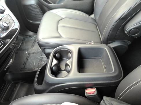 Used 2025 Chrysler Pacifica Select FWD image 47