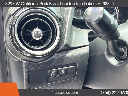 Used 2019 Toyota Yaris LE FWD image 43