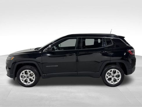 Used 2025 Jeep Compass Latitude w/ Sun & Sound Group AWD/4WD image 14