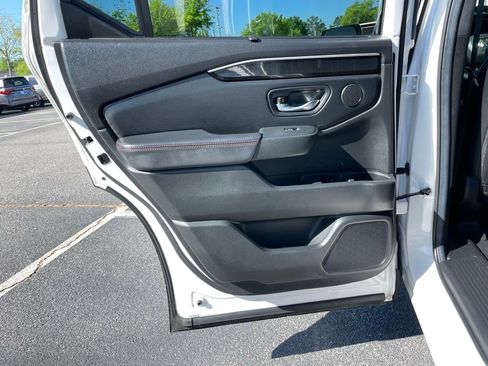 Certified 2025 Honda Pilot Black Edition image 41