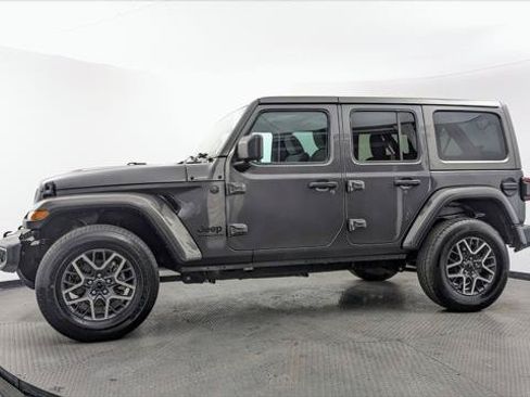 Used 2025 Jeep Wrangler Unlimited Sahara AWD/4WD image 3