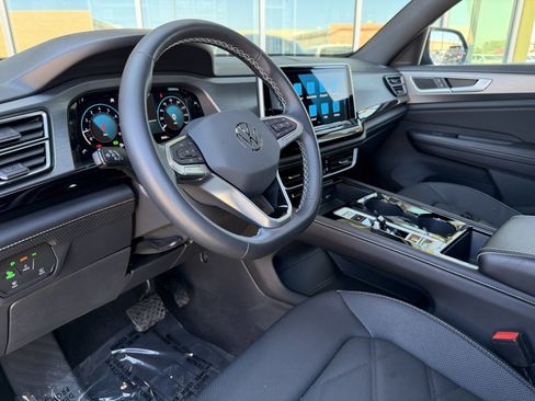 Used 2024 Volkswagen Atlas Cross Sport SE w/ Panoramic Sunroof Package FWD image 33
