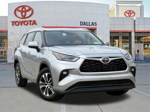 Used 2023 Toyota Highlander XLE FWD image 1