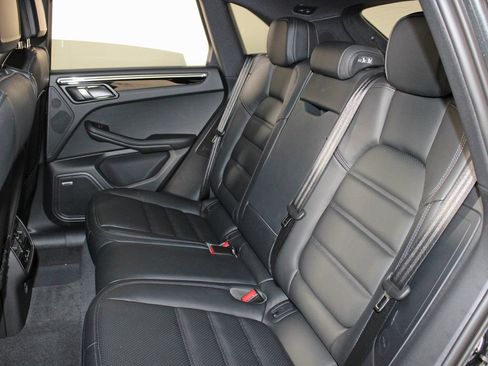 Certified 2026 Porsche Macan AWD/4WD image 33