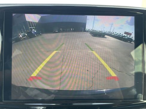 Used 2024 Chrysler Pacifica Touring-L image 11