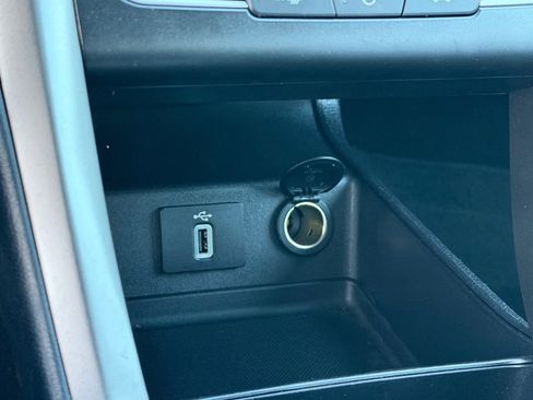 Used 2017 Ford Fusion SE w/ Fusion SE Technology Package image 10