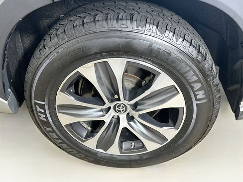 Used 2022 Toyota Highlander XLE image 11