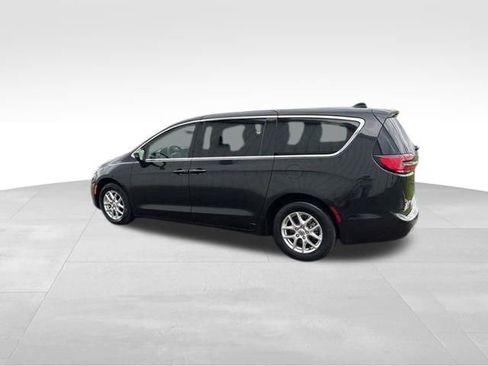 Used 2023 Chrysler Pacifica Touring-L FWD image 4