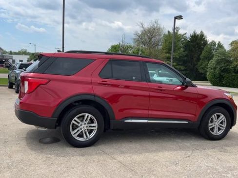 Used 2024 Ford Explorer XLT AWD/4WD image 9