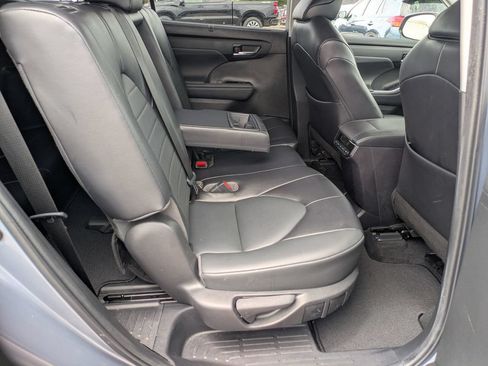 Used 2022 Toyota Highlander XLE FWD image 27
