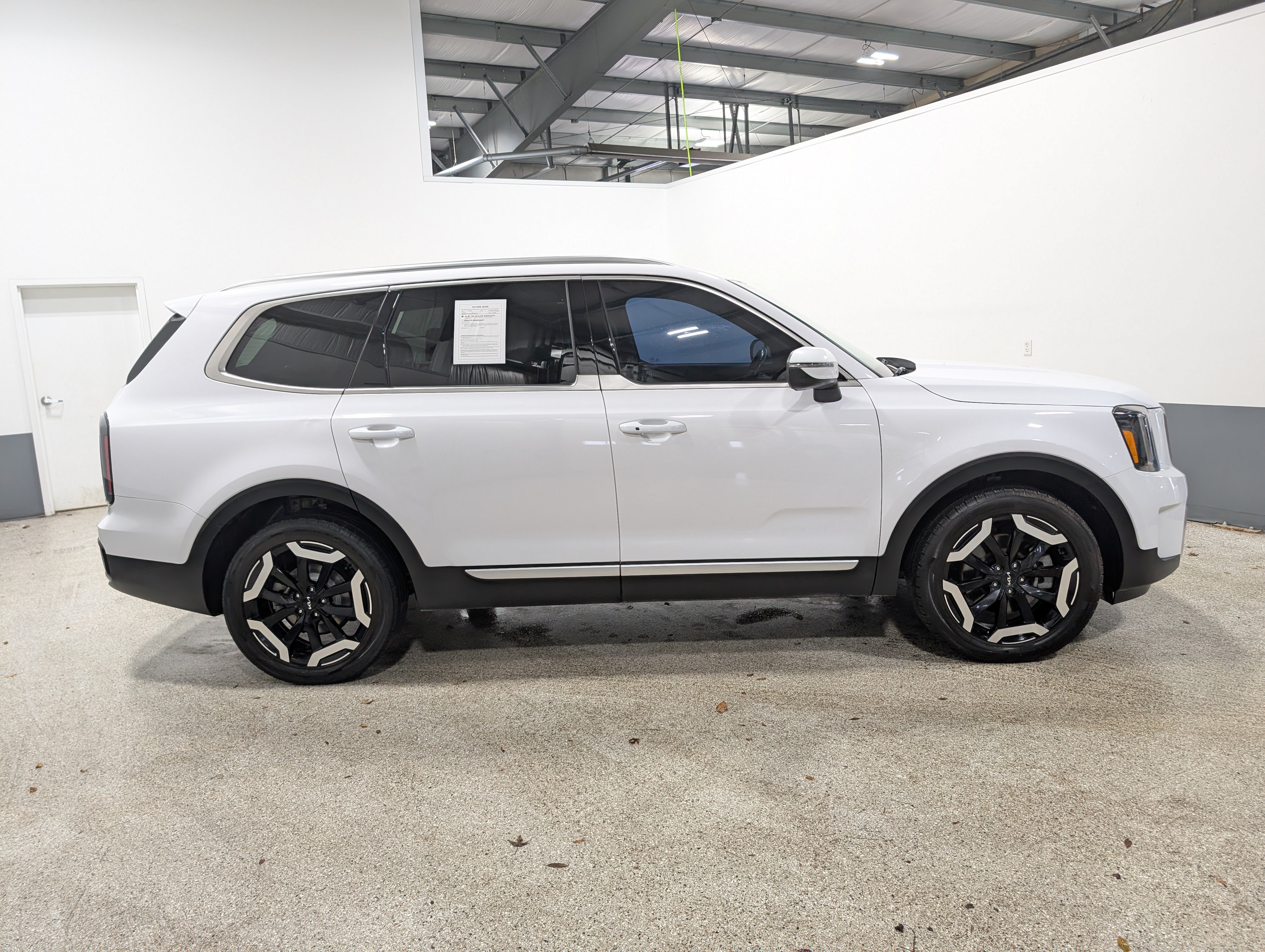 Used 2024 Kia Telluride EX w/ EX Captain's Chair Package AWD/4WD image 2
