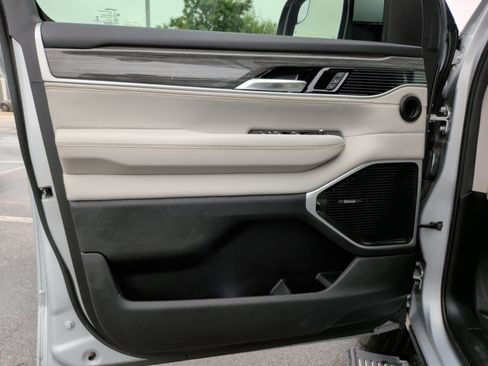 Used 2022 Jeep Wagoneer Series III w/ Premium Group I AWD/4WD image 28