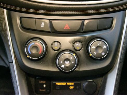 Used 2018 Chevrolet Trax LT w/ LT Convenience Package FWD image 25