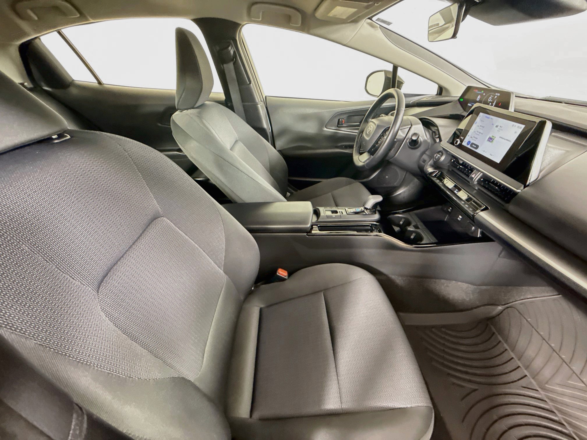 Certified 2025 Toyota Prius LE FWD image 28