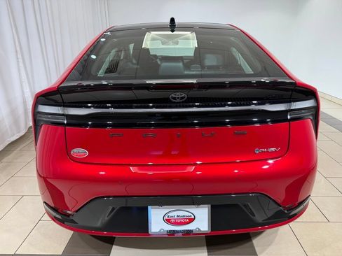 New 2026 Toyota Prius Plug-In Hybrid FWD image 4