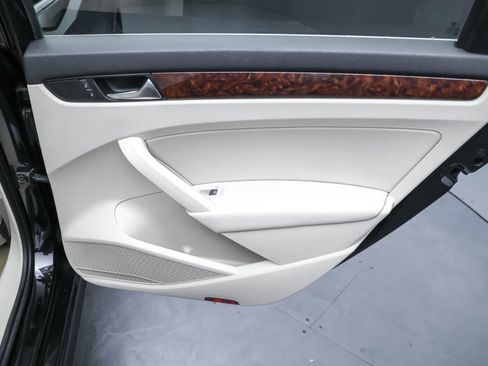 Used 2013 Volkswagen Passat TDI SEL Premium image 15