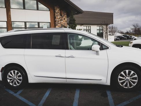 Used 2019 Chrysler Pacifica Touring-L w/ Advanced Safetytec Group image 30