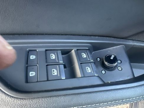 Used 2021 Audi e-tron Premium w/ Towing Package image 11