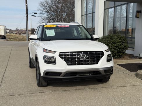 Certified 2025 Hyundai Venue SEL image 17