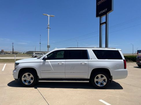 Used 2018 Chevrolet Suburban LT w/ LT Signature Package AWD/4WD image 3