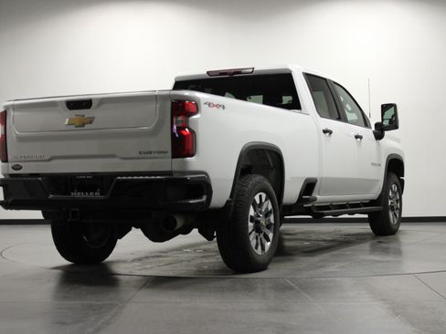 Used 2022 Chevrolet Silverado 2500 Custom w/ Custom Value Package AWD/4WD image 4